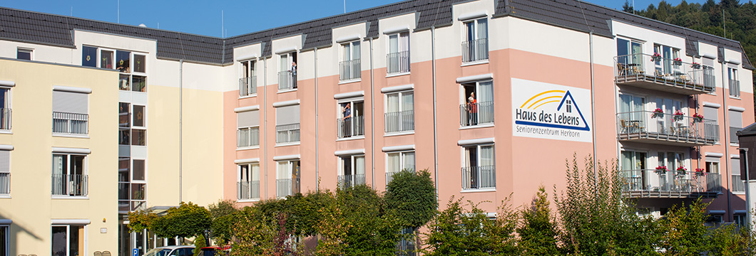 Das Wohnhaus des Seniorenzentrums Herborn erstrahlt in zwei hellen, freundlichen Farben.